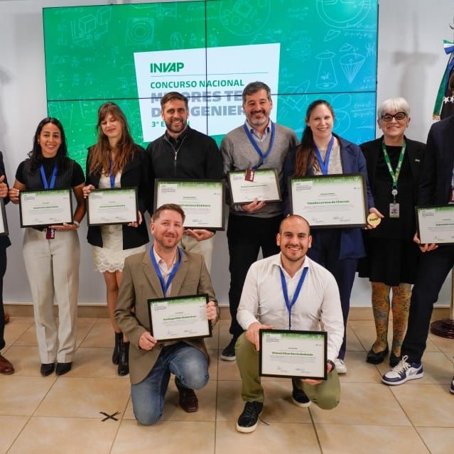 El trabajo se desarrolló en el Laboratorio de Tecnología de partículas de PLAPIQUI, donde la investigadora abordó el diseño y la optimización de dispositivos para la administración eficiente de medicamentos inhalables, con el objetivo de mejorar tratamientos respiratorios y aportar soluciones tecnológicas accesibles para el sistema de salud.